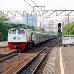 KERETA JARAK JAUH TABRAK KRL DI STASIUN BEKASI TIMUR