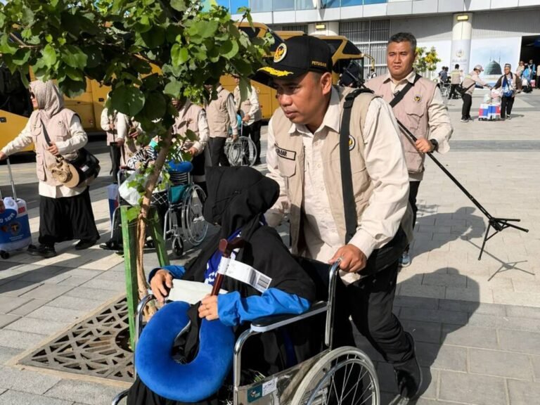 JEMAAH CALON HAJI INDONESIA MULAI TIBA DI ARAB SAUDI