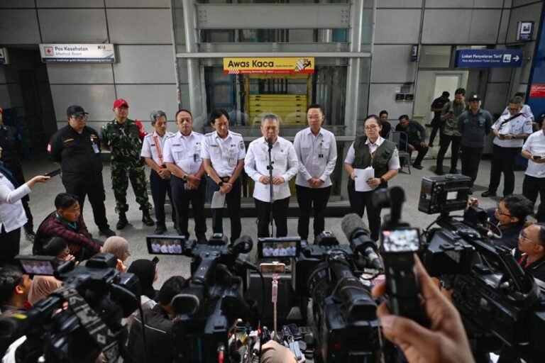 KORBAN TABRAKAN KERETA DI STASIUN BEKASI TIMUR 106 ORANG, 15 MENINGGAL DUNIA
