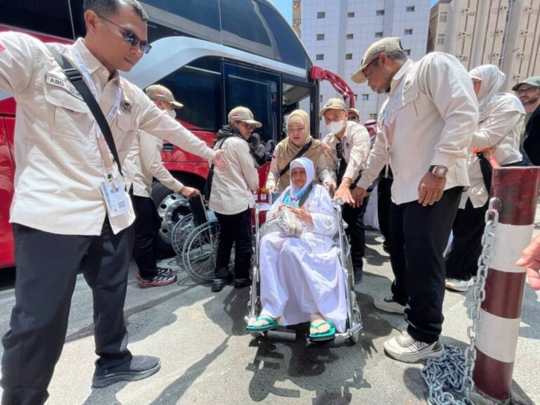JEMAAH CALON HAJI INDONESIA MULAI TIBA DI MEKKAH