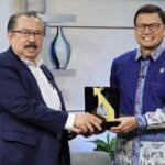 KEPALA BPOM RAIH PENGHARGAAN DARI GP FARMASI INDONESIA