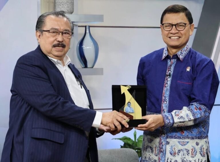 KEPALA BPOM RAIH PENGHARGAAN DARI GP FARMASI INDONESIA