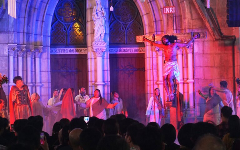 GEREJA KATEDRAL TAMPILKAN JALAN SALIB KREATIF PADA JUMAT AGUNG 2026