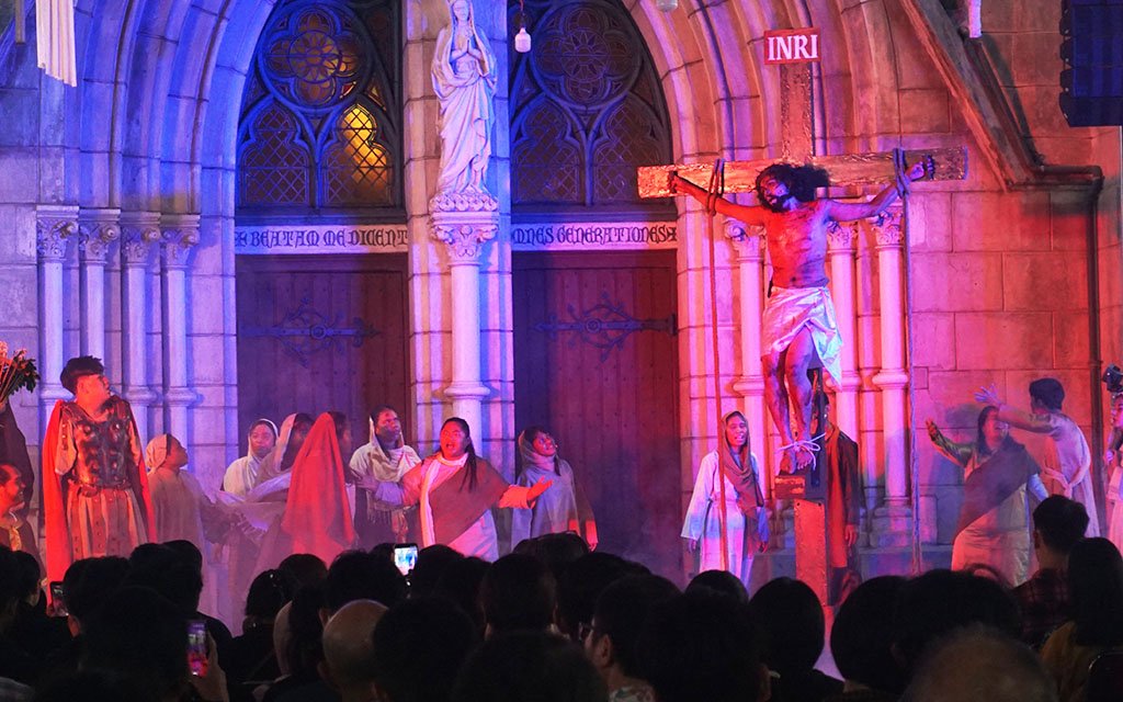 GEREJA KATEDRAL TAMPILKAN JALAN SALIB KREATIF PADA JUMAT AGUNG 2026