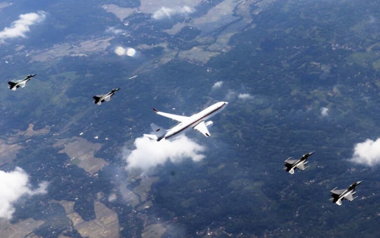 ENAM PESAWAT TEMPUR KAWAL PENERBANGAN PRESIDEN PRABOWO