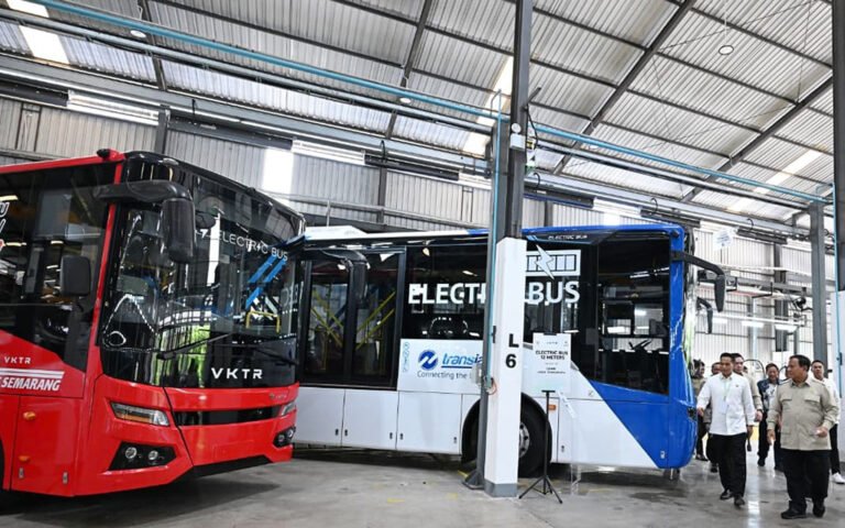 PRESIDEN RESMIKAN FASILITAS PERAKITAN KENDARAAN KOMERSIAL LISTRIK