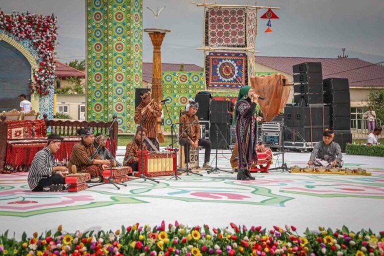 KI AGENG GANJUR PUKAU PENONTON DI INTERNATIONAL FOLKLORE FESTIVAL UZBEKISTAN