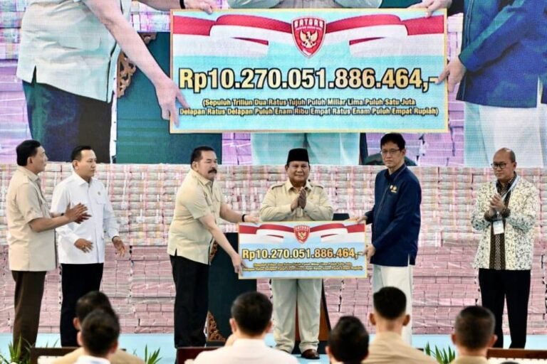 SATGAS PKH SERAHKAN RP10,27 TRILIUN KE KAS NEGARA, PRESIDEN PRABOWO BERI APRESIASI