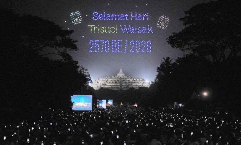 CAHAYA SANG BUDDHA DI LANGIT BOROBUDUR TERANGI WAISAK 2570 BE/2026
