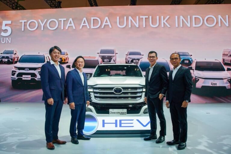 TOYOTA LUNCURKAN LAND CRUISER 300 HYBRID EV DAN BZ4X TOURING DI GIAAS 2026