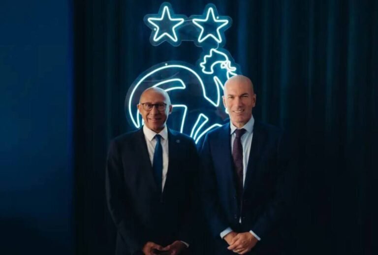 ZINEDINE ZIDANE RESMI TANGANI TIMNAS PRANCIS