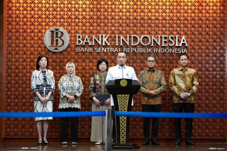 PERRY WARJIYO MUNDUR, DESTRI DAMAYANTI JADI PJS GUBERNUR BI