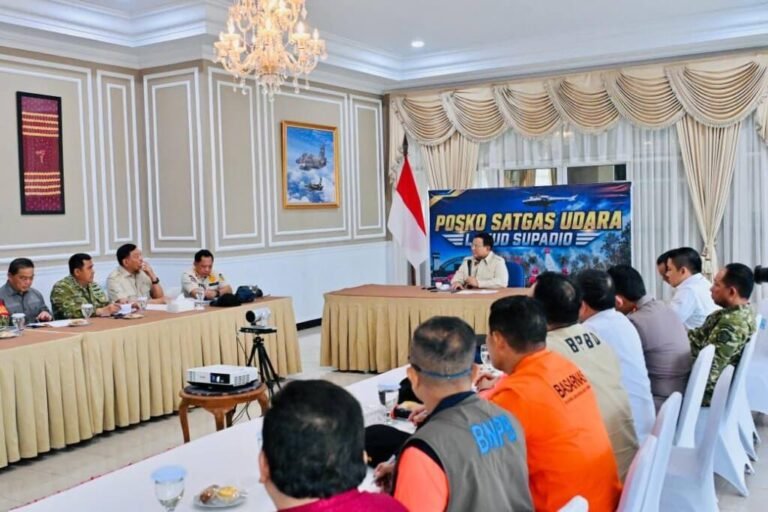 PRESIDEN PIMPIN LANGSUNG RAPAT PENANGANAN KARHUTLA KALIMANTAN