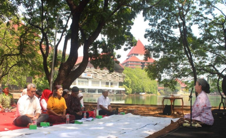 MENGULITI SUKERTA DI TEDUHNYA HUTAN UNIVERSITAS INDONESIA