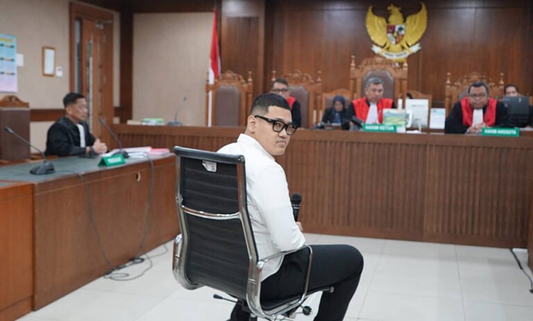 TERDAKWA BANGUN PAULUS DIDAKWA PASAL BERLAPIS KASUS PEMERASAN