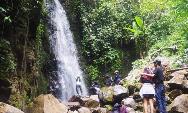 MENIKMATI SEJUKNYA AIR TERJUN LEMBAH CILENGKRANG