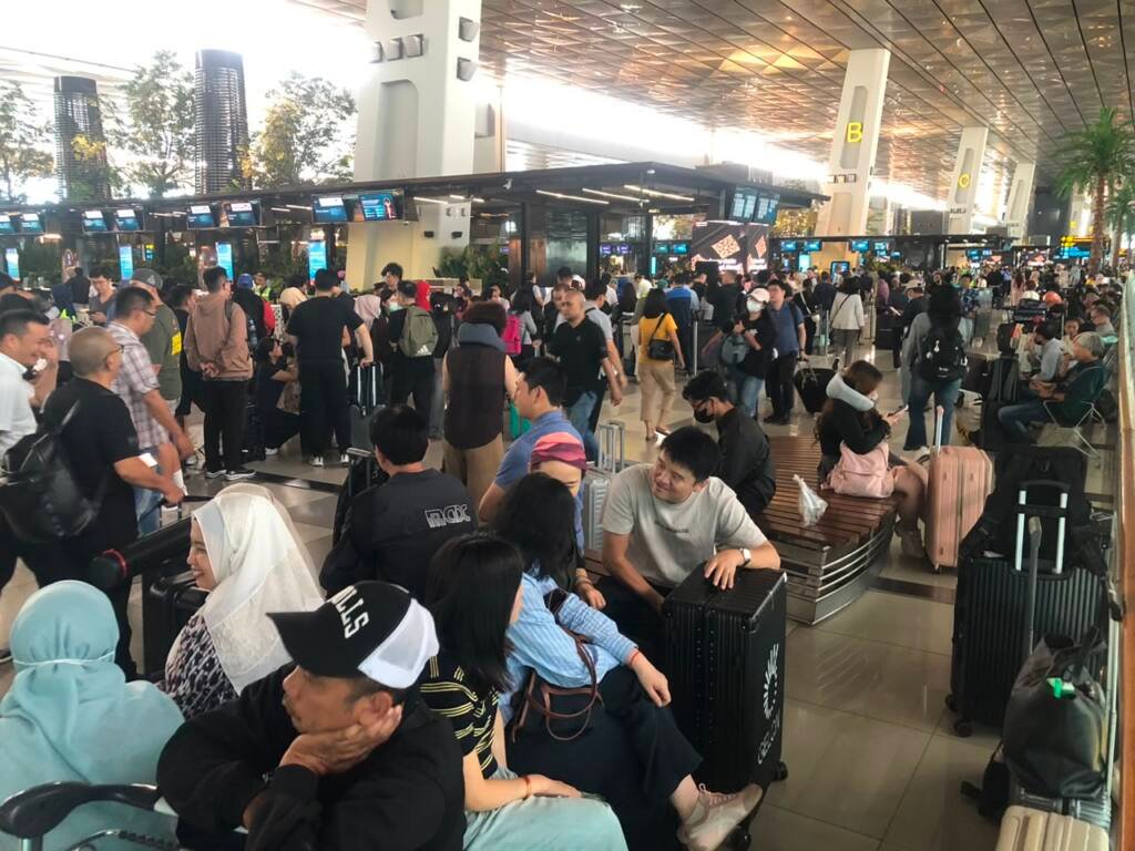 ERUPSI GUNUNG ANAK KRAKATAU, PENUTUPAN SEJUMLAH BANDARA BERLANJUT
